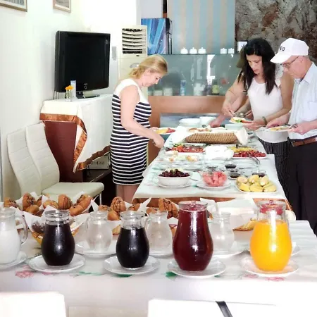 Hotel The First Sarande